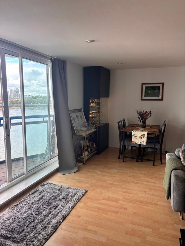 Room Newton Place in Greater London