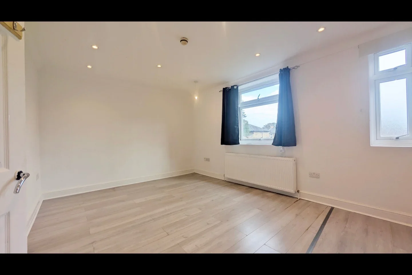 Flat Ruskin Road in Greater London
