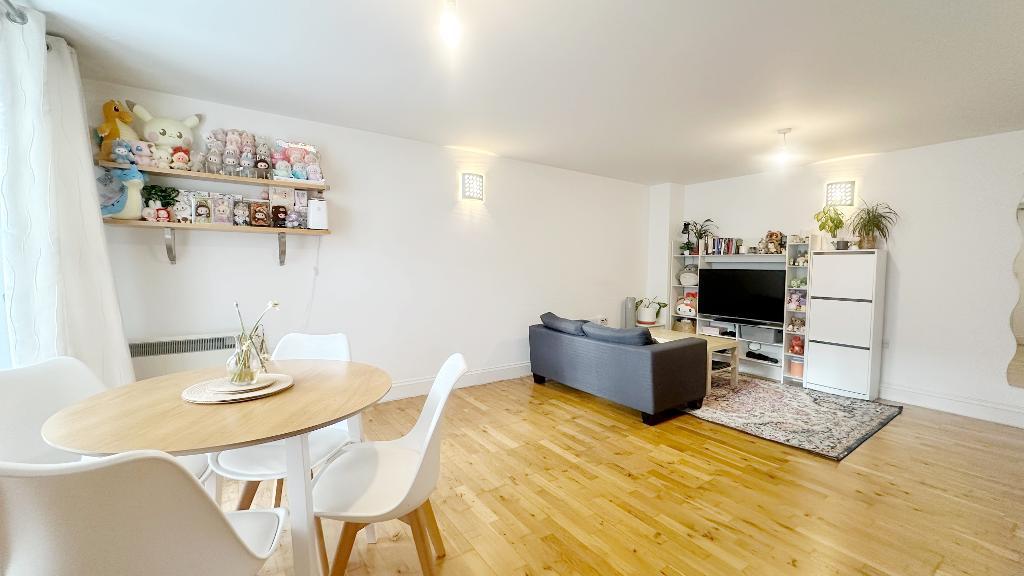 Flat Westport Street in Greater London