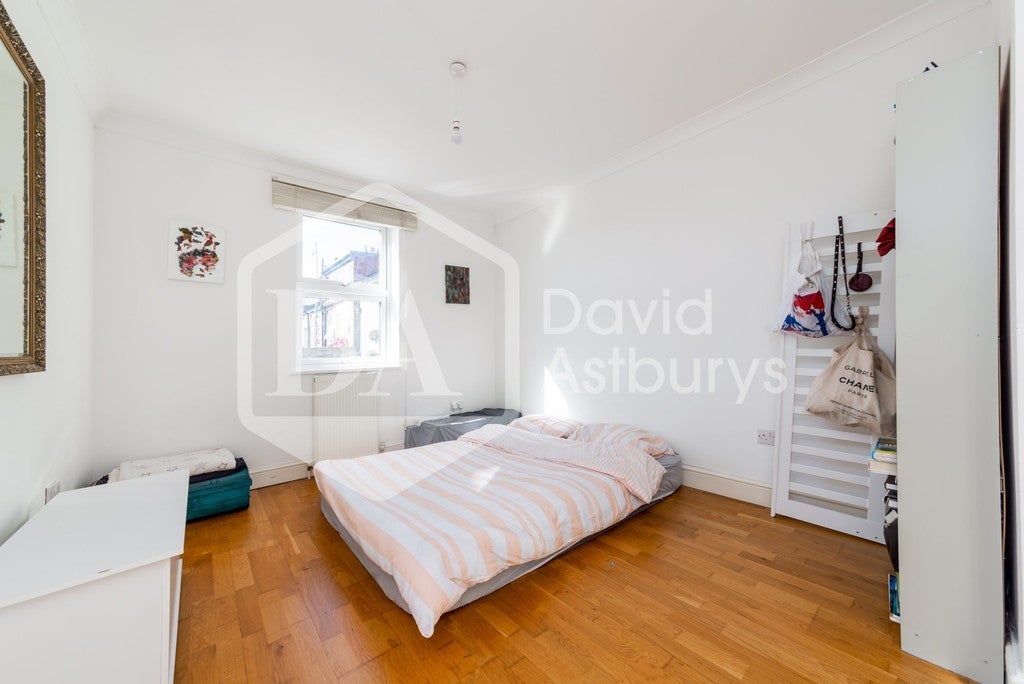 Flat Denmark Road in Greater London