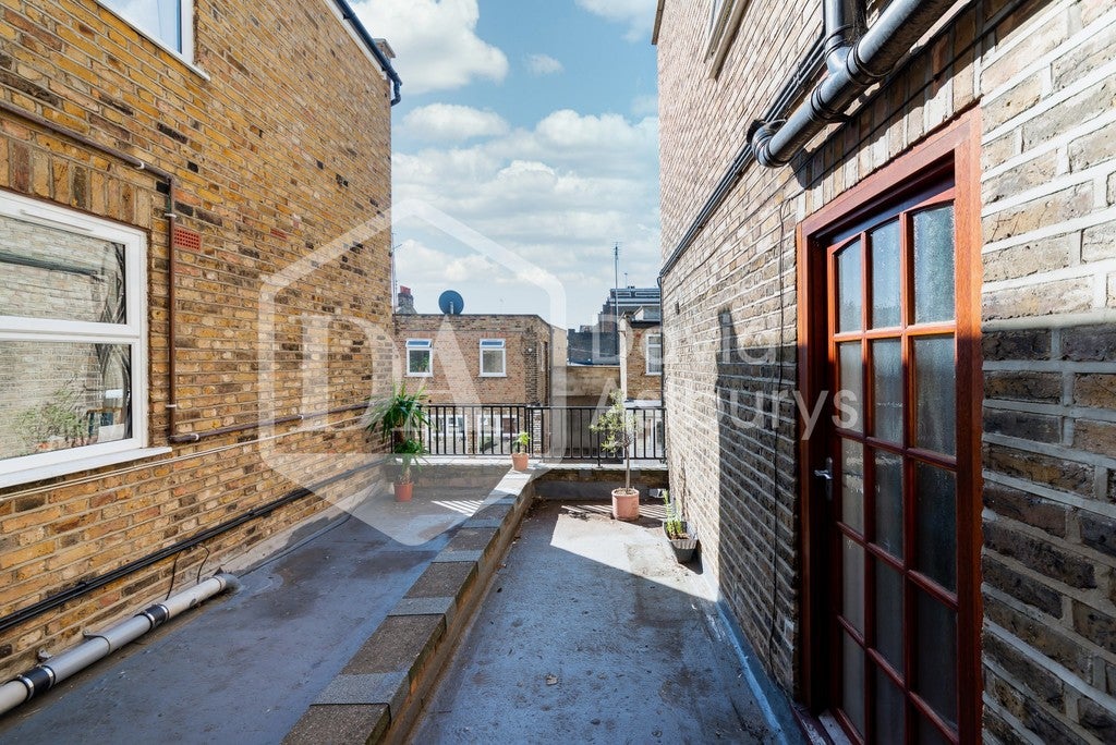 Flat Denmark Road in Greater London