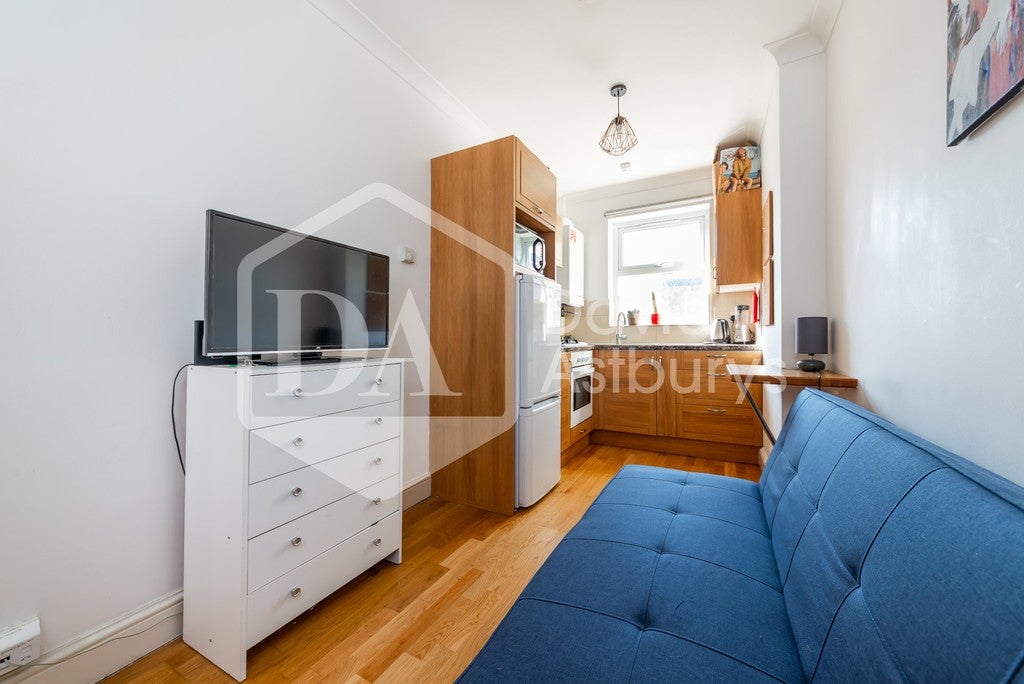 Flat Denmark Road in Greater London