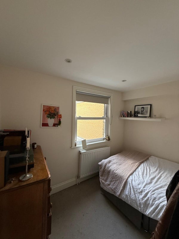 Room Ansdell Road in Greater London