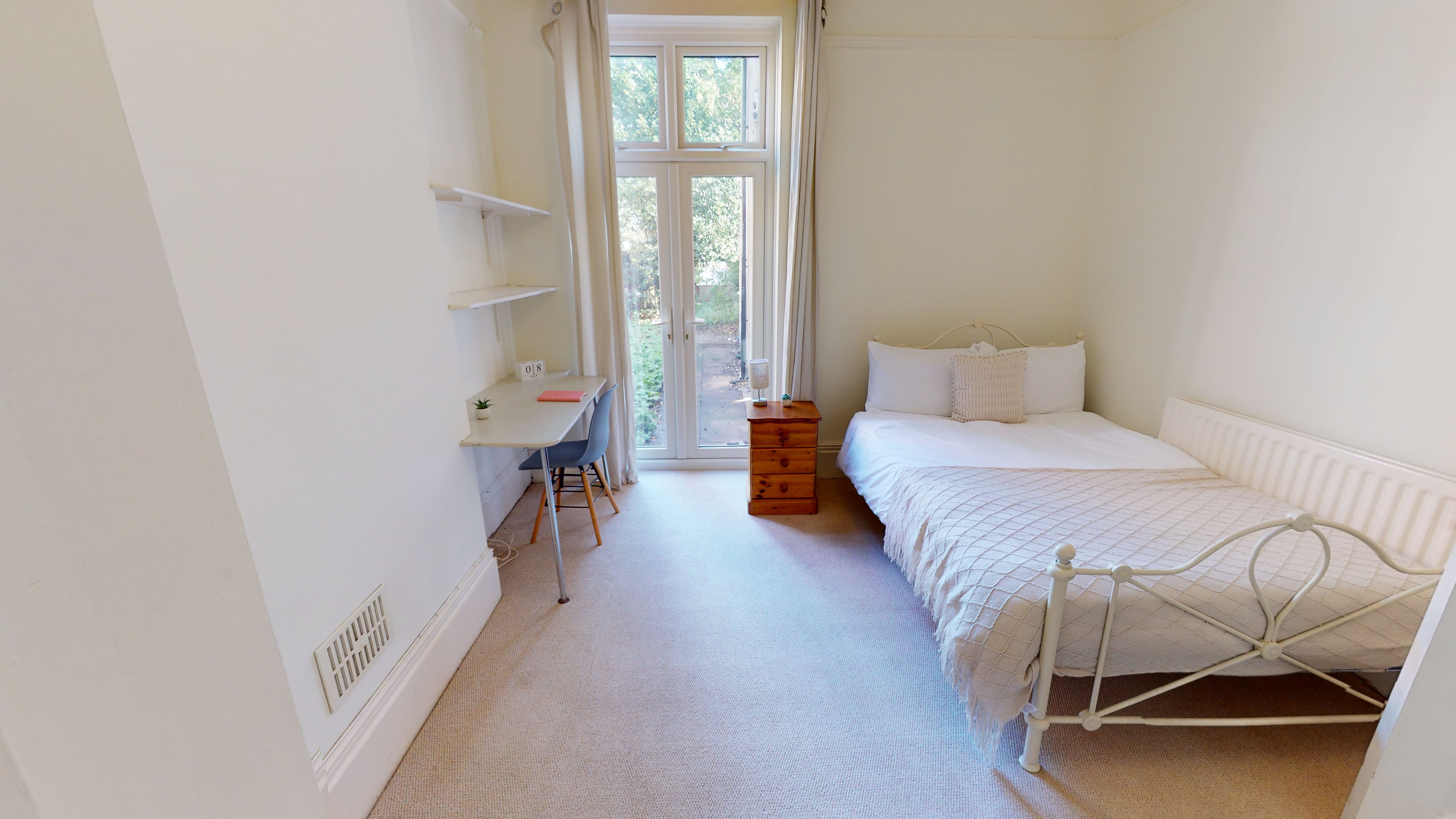 Room Summerfield Crescent in Birmingham