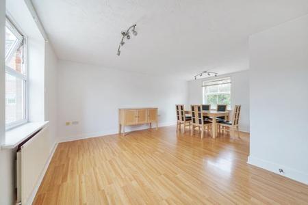 Flat Crowell Road in Chinnor