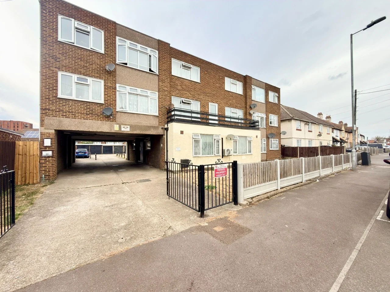 Flat Whitebarn Lane in Greater London