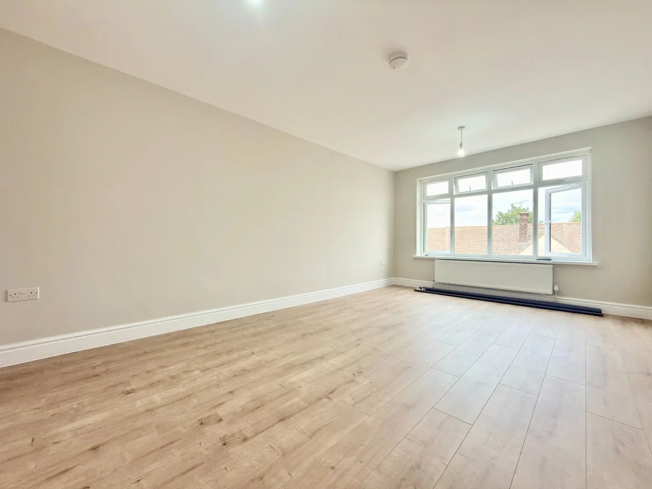Flat Whitebarn Lane in Greater London