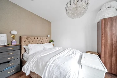 Flat Garratt Lane in Greater London