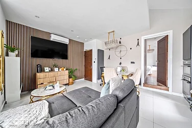 Flat Garratt Lane in Greater London