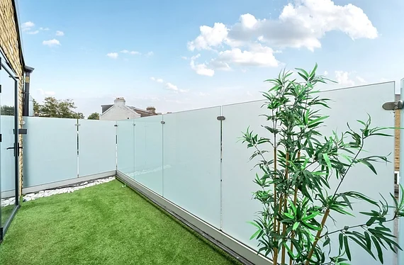 Flat Garratt Lane in Greater London