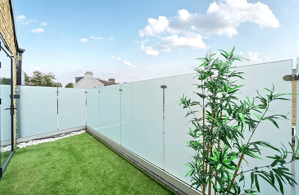 Flat Garratt Lane in Greater London