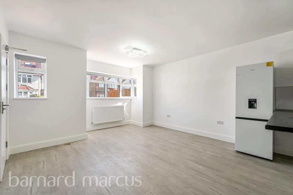 Flat Parkfield Road in Greater London