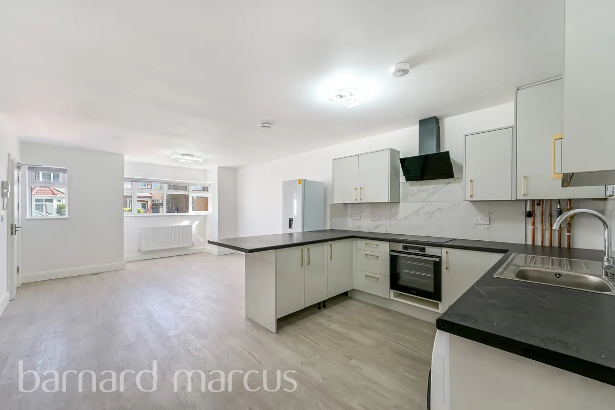Flat Parkfield Road in Greater London