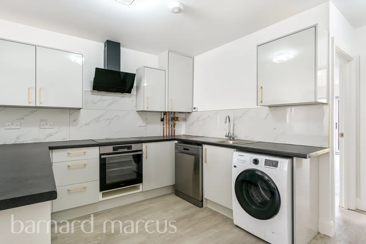 Flat Parkfield Road in Greater London