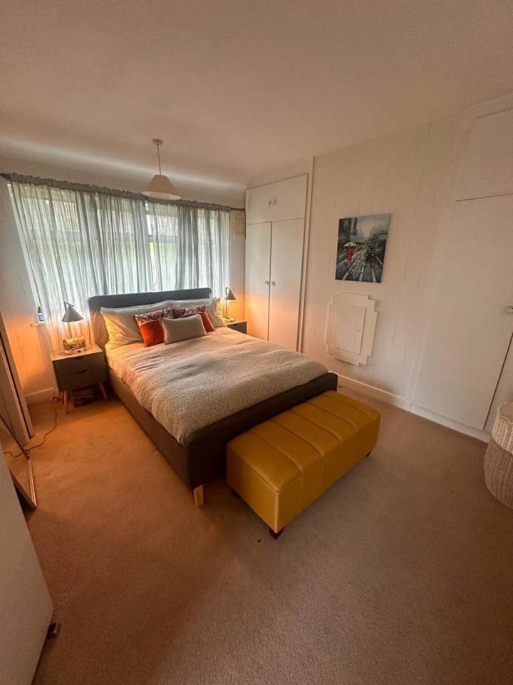 Room Alverstone Road in Greater London