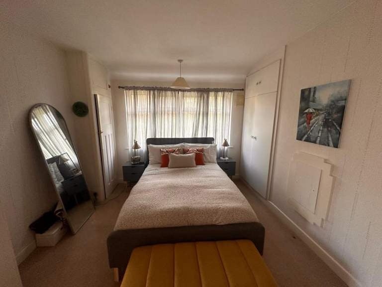 Room Alverstone Road in Greater London