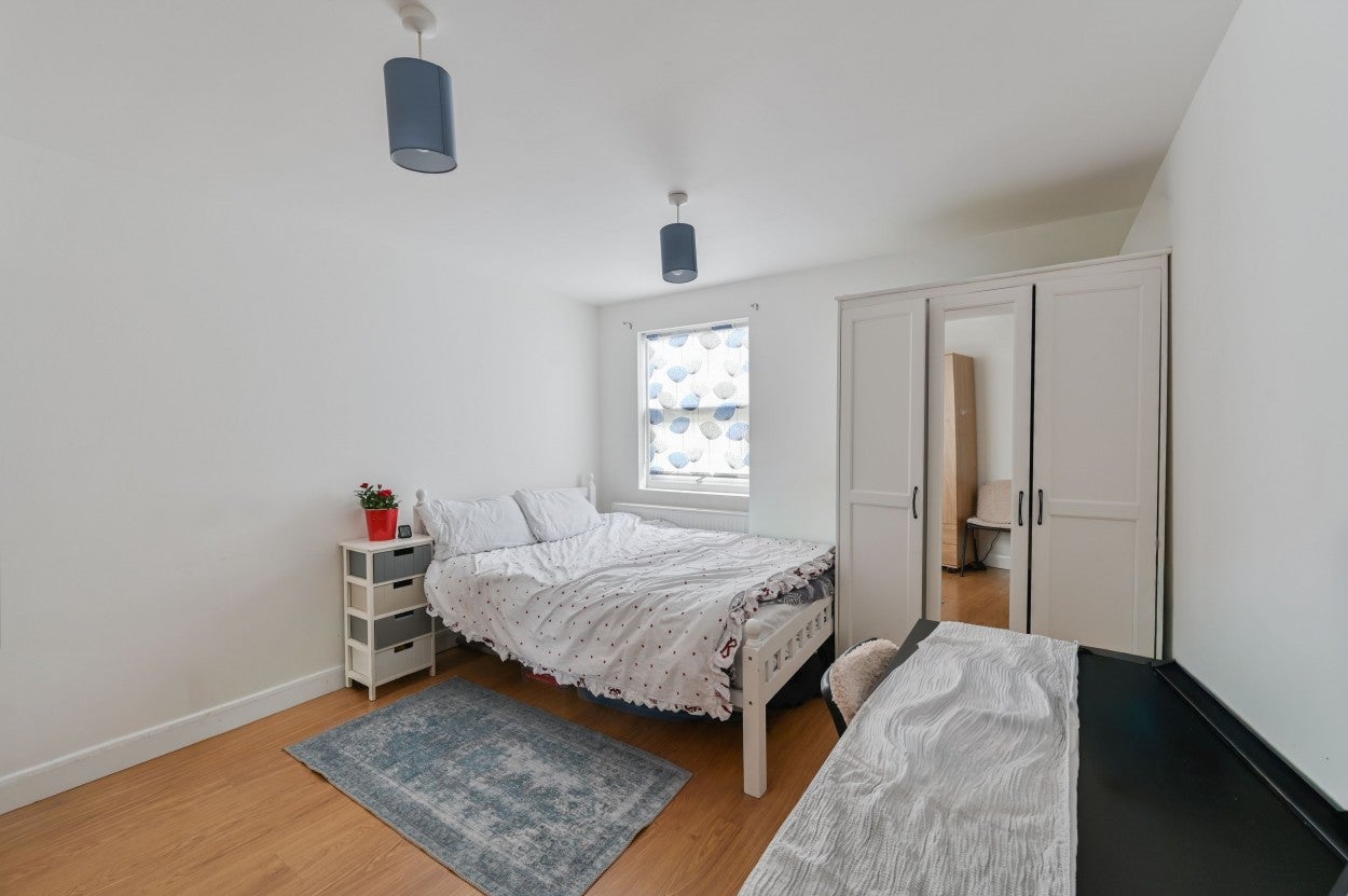 Flat Norbury Crescent in Greater London