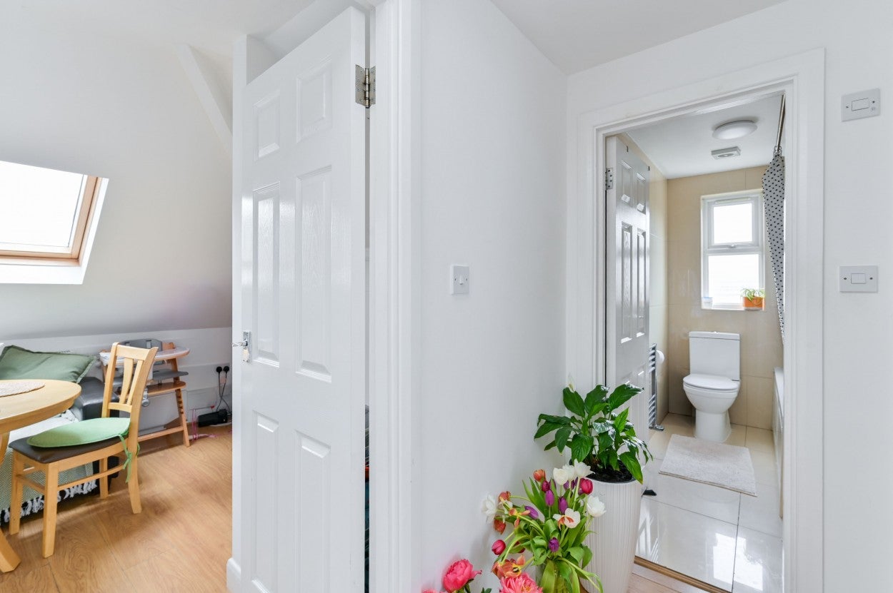 Flat Norbury Crescent in Greater London