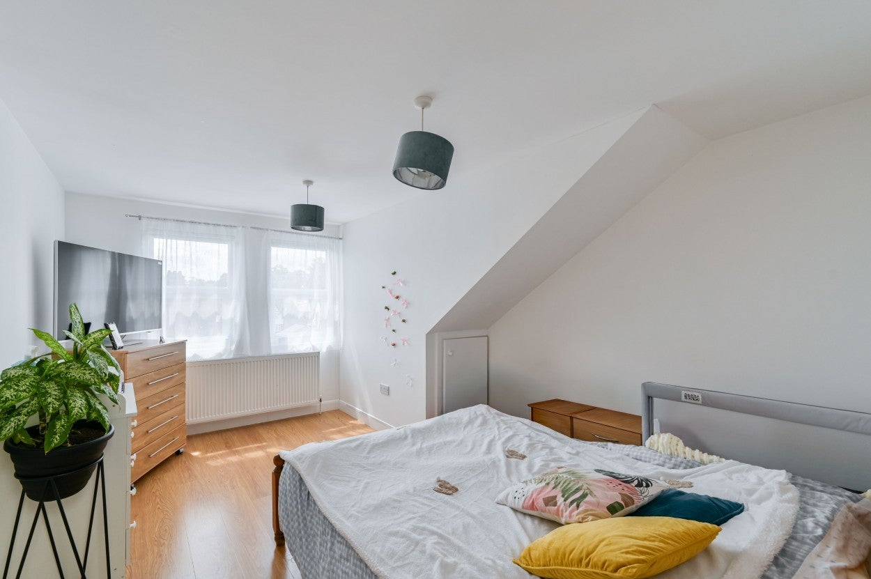 Flat Norbury Crescent in Greater London