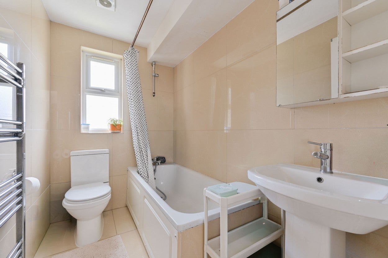 Flat Norbury Crescent in Greater London