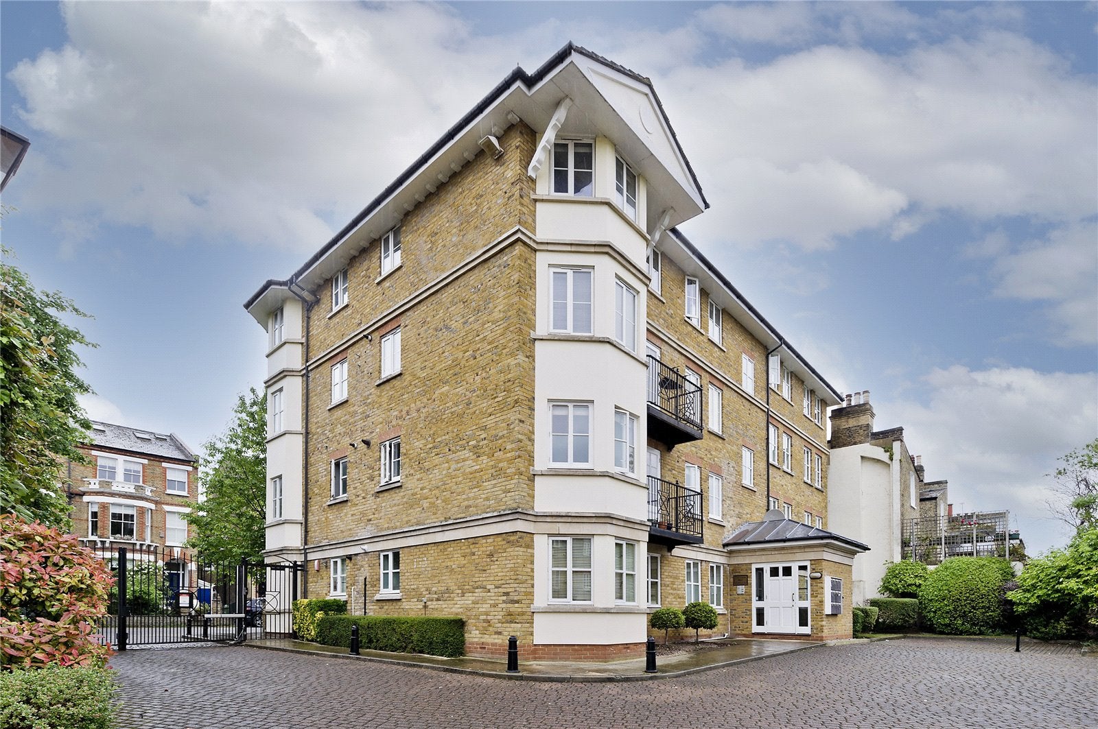 Flat Sycamore Mews in Greater London
