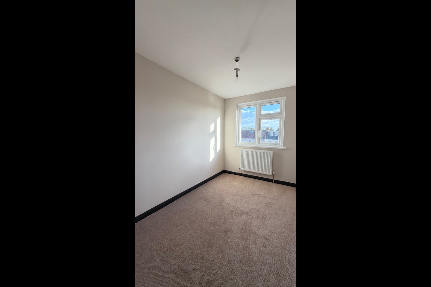 Flat Breamore Road in Greater London
