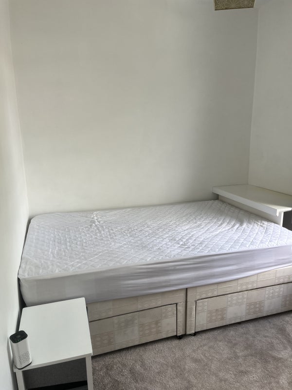 Room Strathearn Road in Greater London