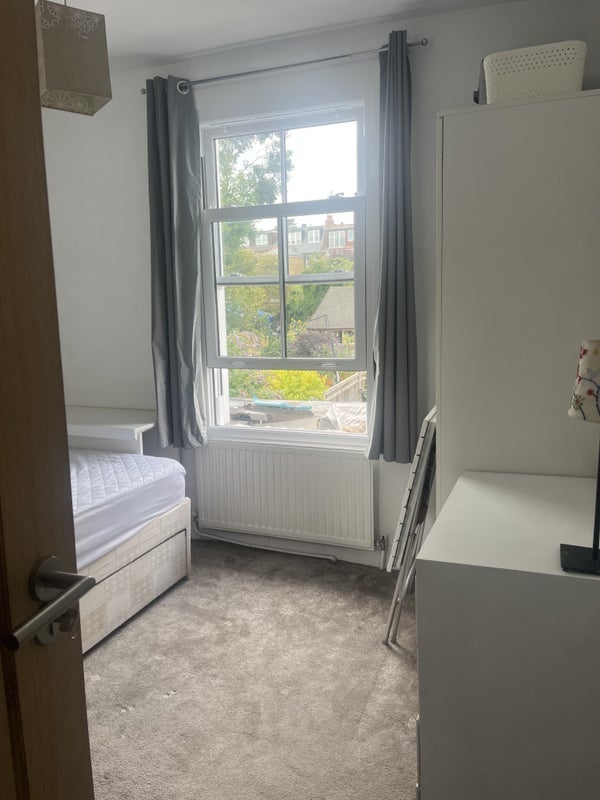 Room Strathearn Road in Greater London