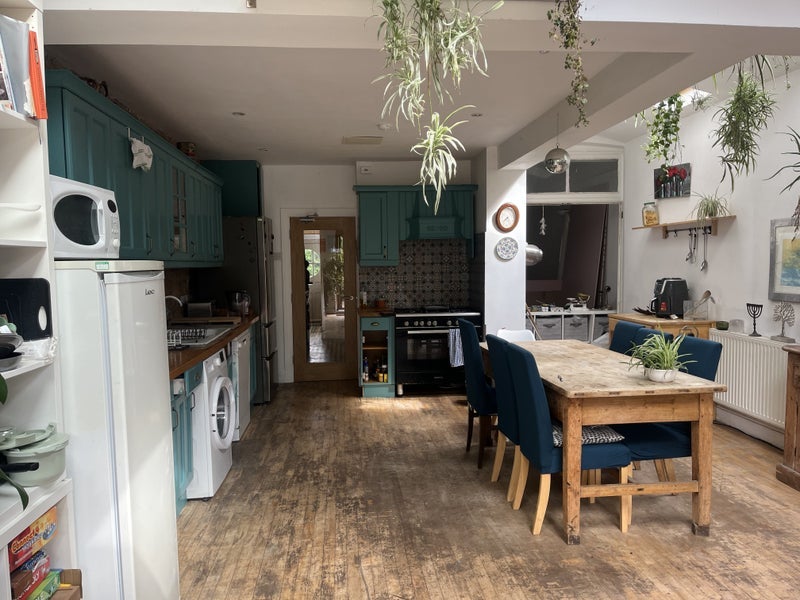 Room Strathearn Road in Greater London
