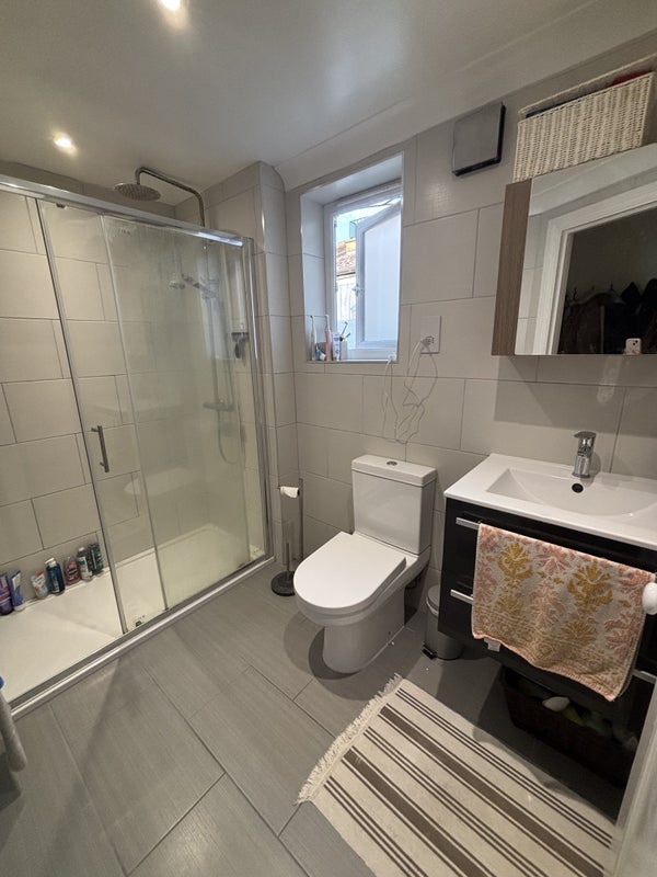 Room Ravenswood Road in Greater London