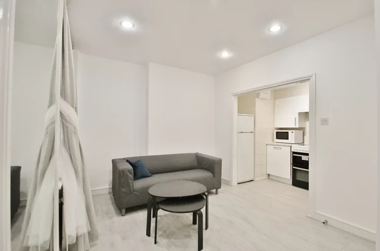 Flat Hammersmith Road in Greater London