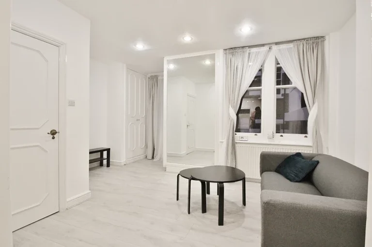Flat Hammersmith Road in Greater London