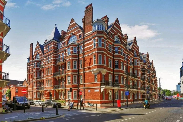 Flat Hammersmith Road in Greater London