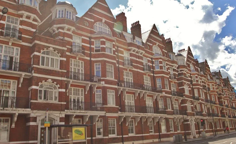 Flat Hammersmith Road in Greater London