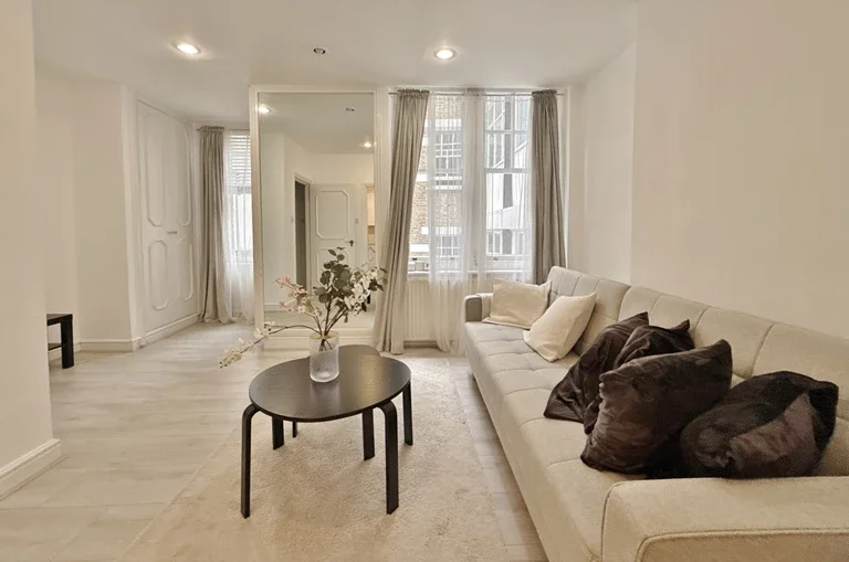 Flat Hammersmith Road in Greater London