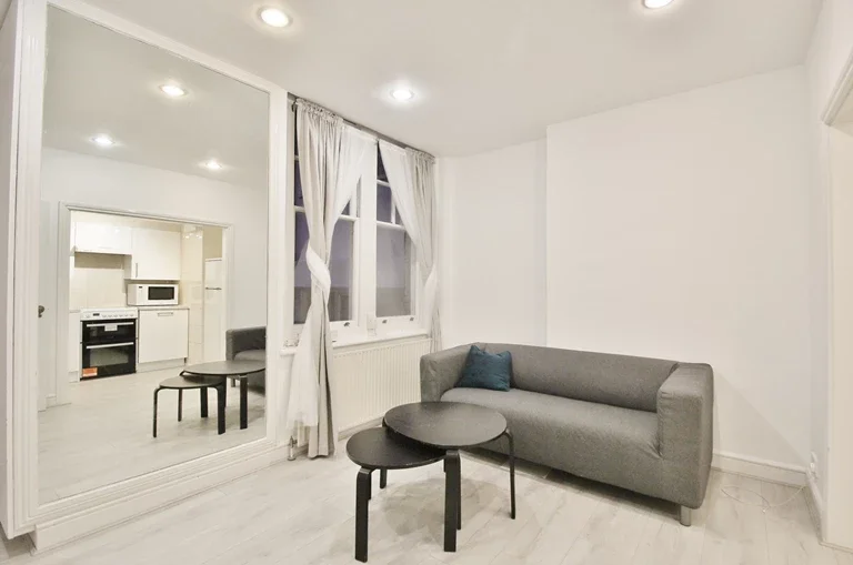 Flat Hammersmith Road in Greater London