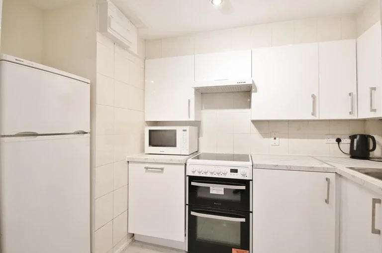 Flat Hammersmith Road in Greater London