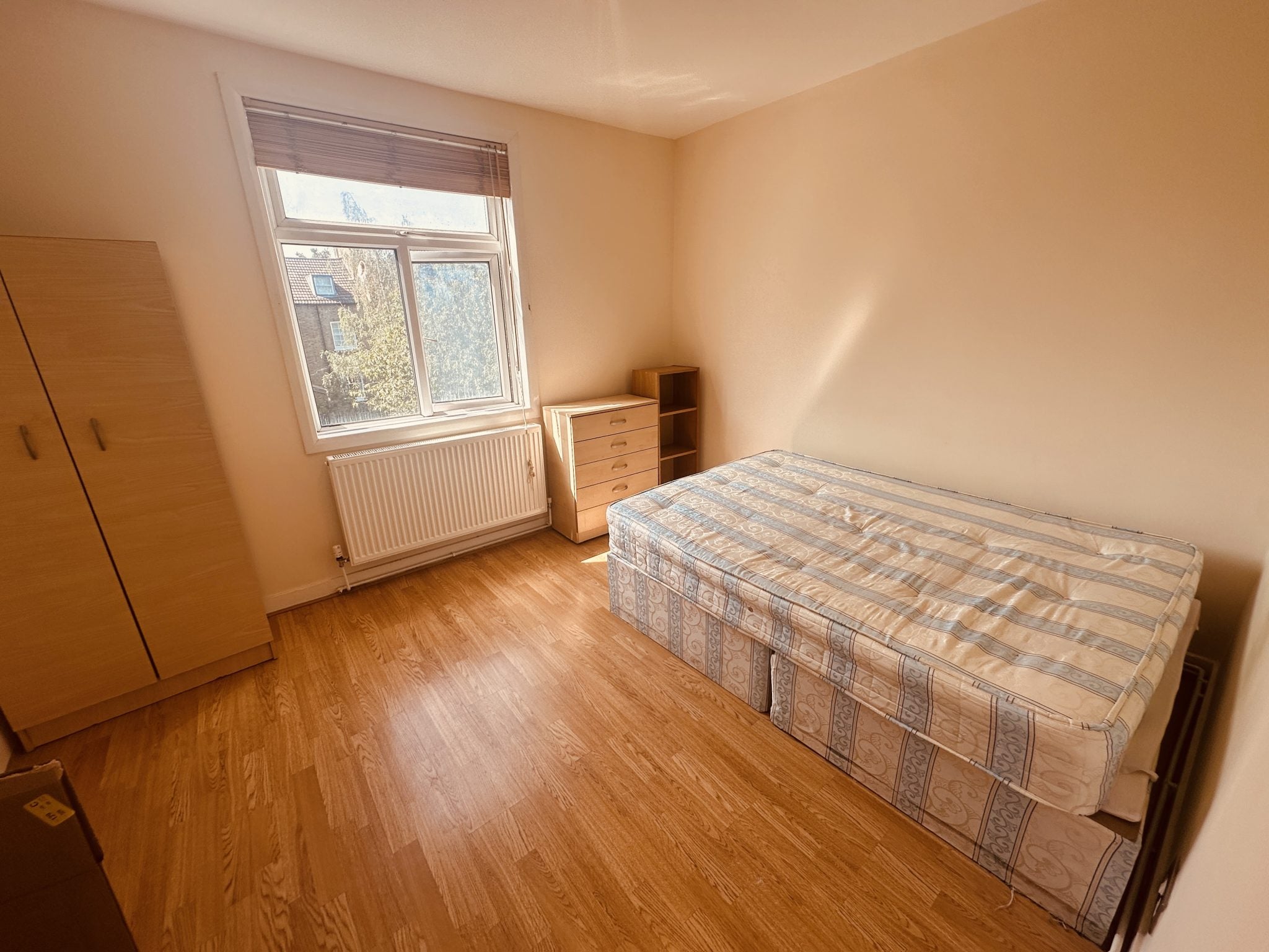 Flat Pyrland Road in Greater London
