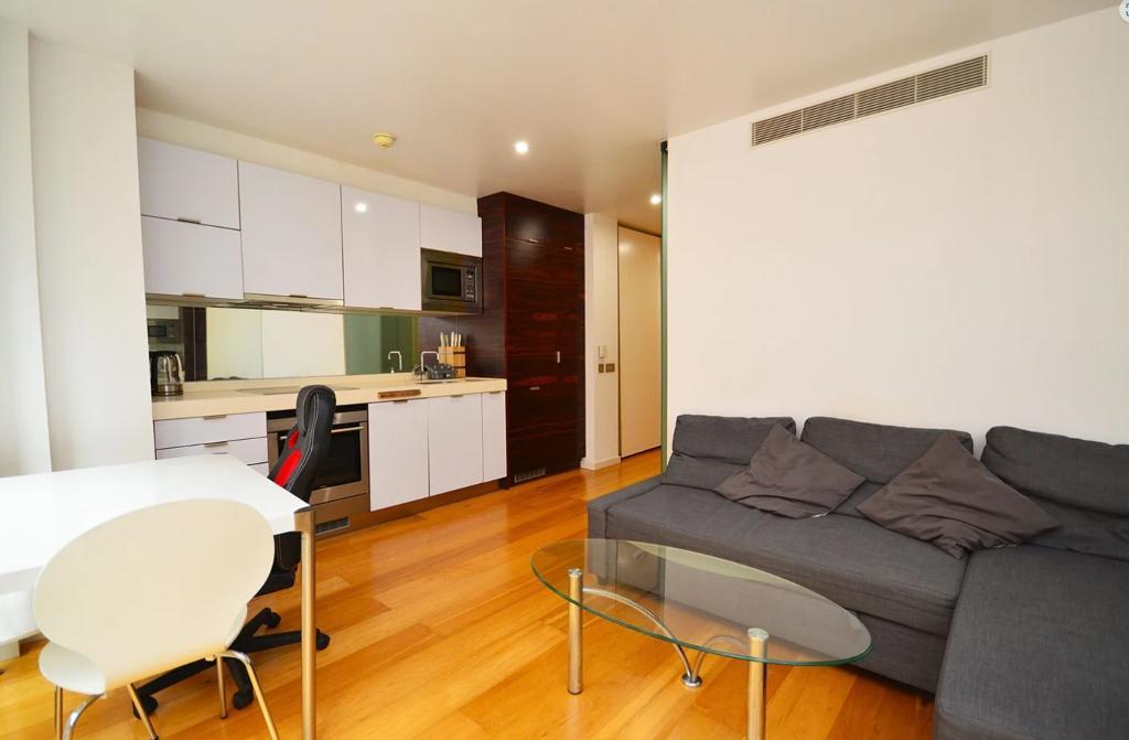 Flat Fairmont Avenue in Greater London