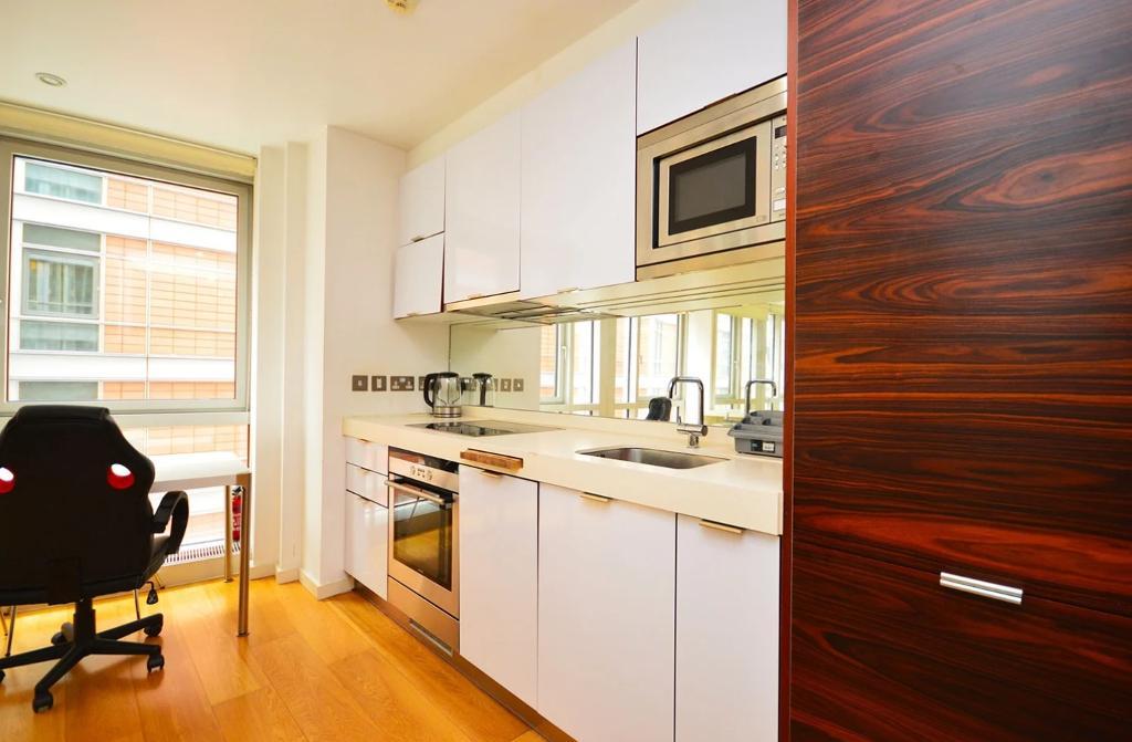 Flat Fairmont Avenue in Greater London