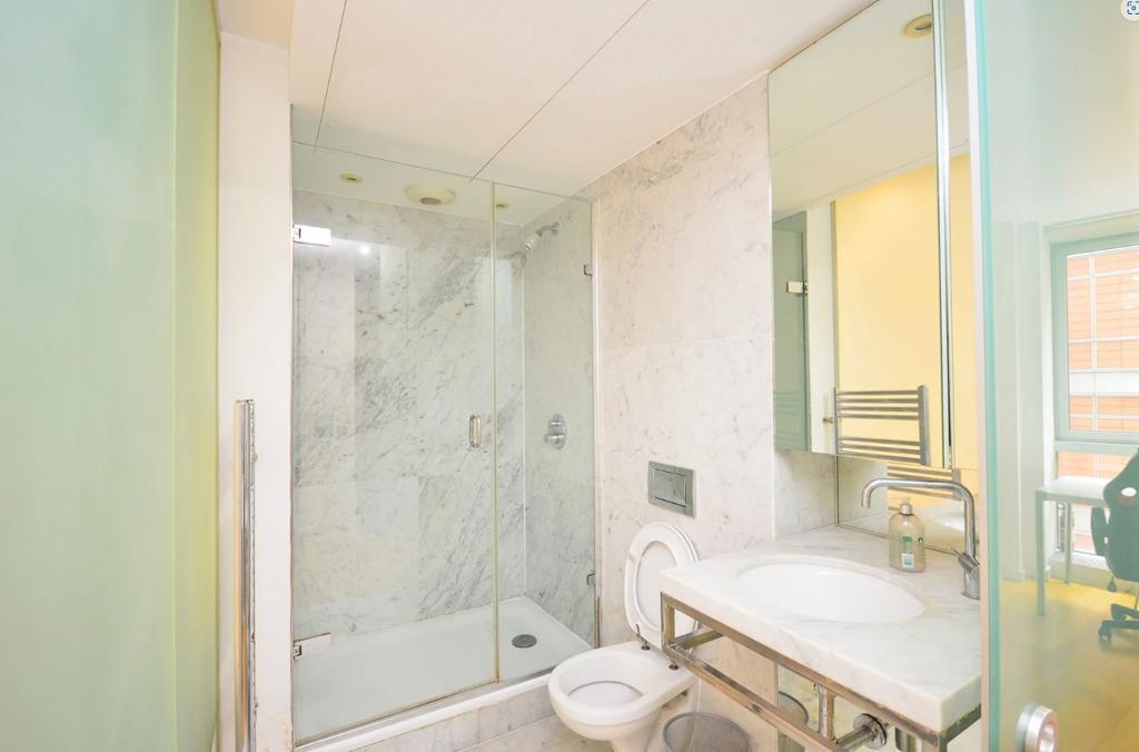 Flat Fairmont Avenue in Greater London