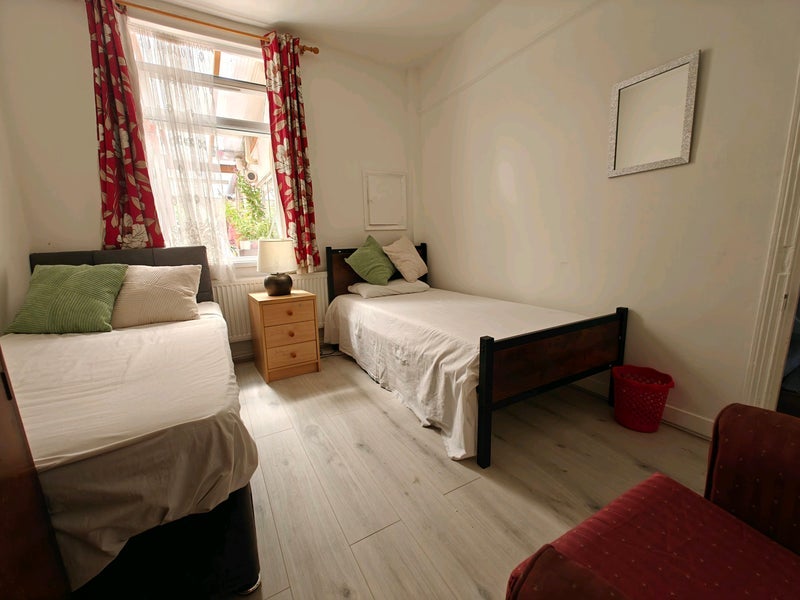 Room Crescent Road in Greater London