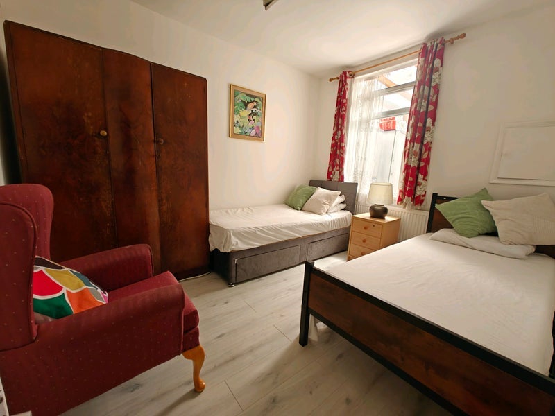 Room Crescent Road in Greater London