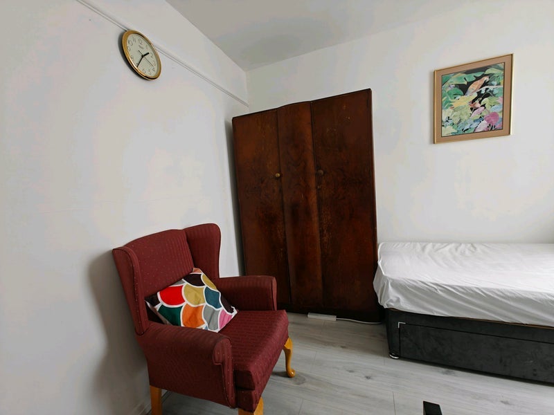 Room Crescent Road in Greater London