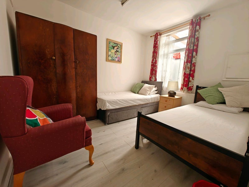 Room Crescent Road in Greater London