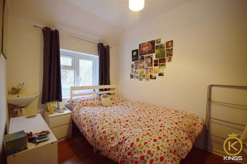 Flat Foxburrows Court in Guildford