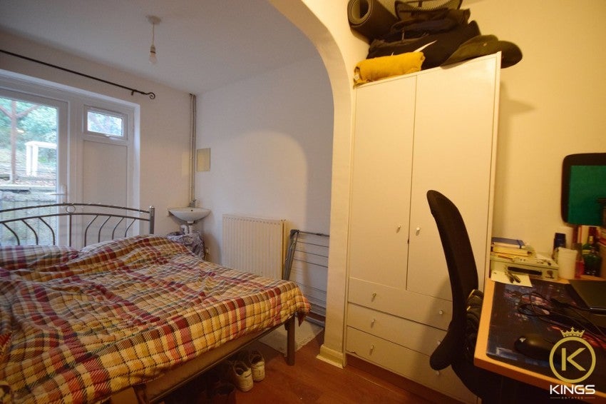 Flat Foxburrows Court in Guildford