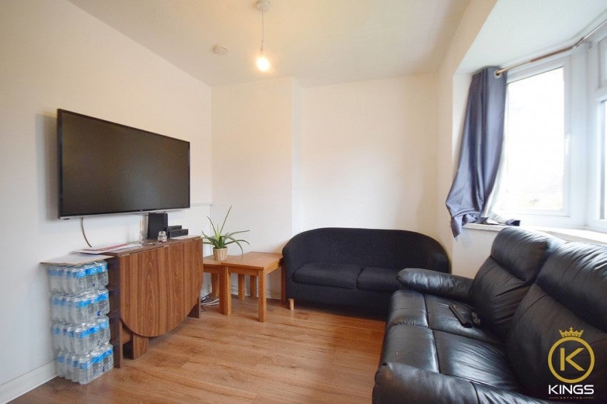 Flat Foxburrows Court in Guildford