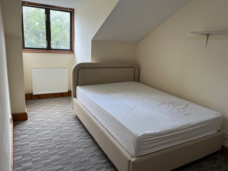 Room Station Road in Greater London