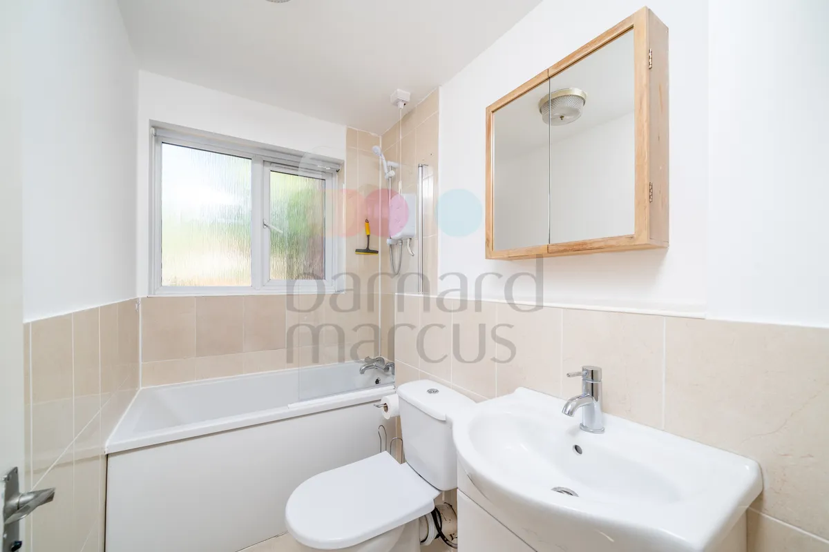 Flat Laburnum Close in Greater London